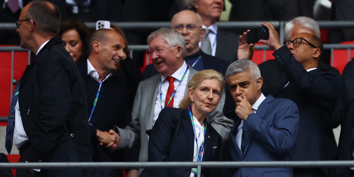 Man Utd plotting talks with 3-5-2 specialist as a replacement for Ten Hag
